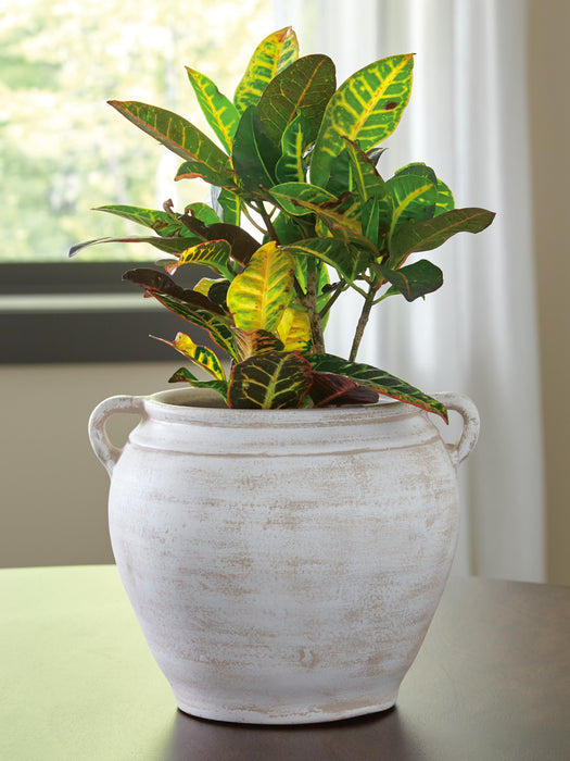 Meadie Vase - Home Furniture And More (Brentwood, MD)